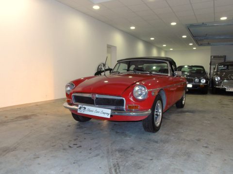 MG B Cabriolet rouge en vente