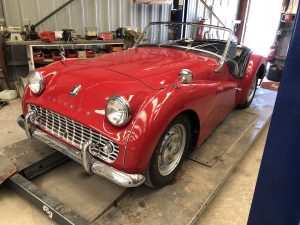 Triumph TR3 rouge cabriolet