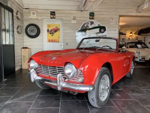 Triumph TR4 rouge cabriolet avec Overdrive